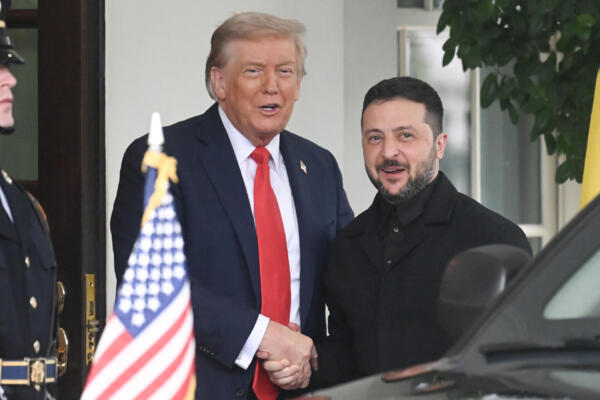 El presidente ucraniano, Volodymyr Zelensky, es recibido por el presidente estadounidense Donald Trump (izq.) a su llegada al ala oeste de la Casa Blanca en Washington, DC, el 18 de agosto de 2025.(Foto de Alex WROBLEWSKI / AFP)
