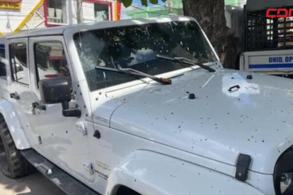 Dos hombres aún sin identificar fueron quienes dispararon contra el vehículo. 