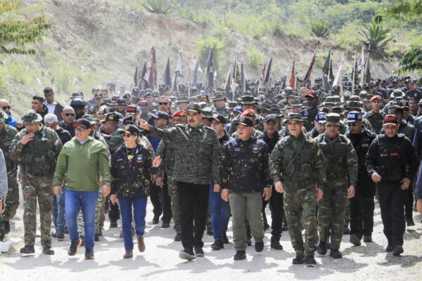 Nicolás Maduro caminando junto al ministro de Relaciones Interiores, Justicia y Paz, Diosdado Cabello