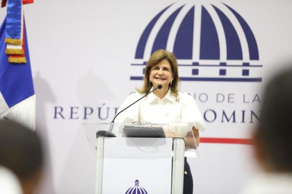 La vicepresidenta de la República, Raquel Peña, impartió la conferencia magistral, “La Fuerza de lo Cercano, Comunidades que Impulsan el País: Bahoruco. Foto: fuente externa
