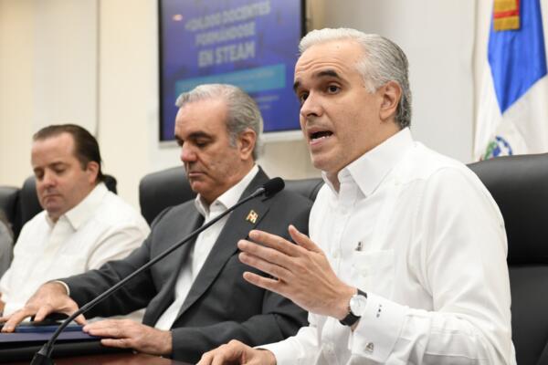 El presidente Luis Abinader, Luis Miguel de Camps, ministro de Educación. Foto. Felix de la Cruz  
