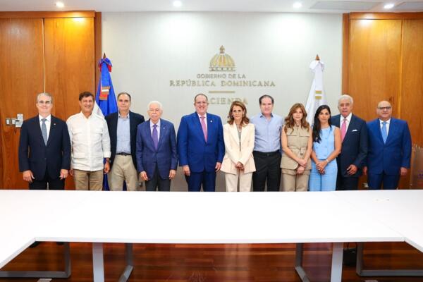 Ministro Magín Díaz se reúne con líderes empresariales para fortalecer la confianza y el crecimiento económico