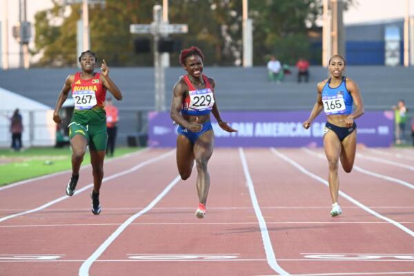 La dominicana Liranyi Alonzo exhibió un gran nivel al conquistar la medalla de oro que entregó la modalidad 200 metros planos este jueves en el atletismo de los II Juegos Panamericanos Junior que se celebran en esta ciudad.