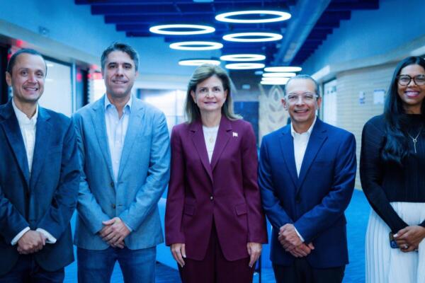 Vicepresidenta Raquel Peña junto a Pablo Firpo, CEO Centroamérica y El Caribe de la CND, Fabián Suárez, Presidente de CND, Luis Álvarez, VP Ejecutivo, y Ana María Martínez, Directora Legal y Asuntos Corporativos. (Foto/externa)
