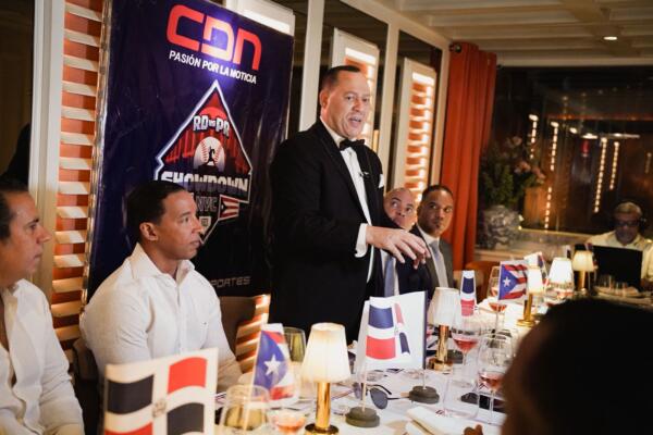 
El periodista deportivo Franklin Mirabal (al centro), Manelik Castro y otras personalidades del deporte durante el anuncio oficial del juego de béisbol que enfrentará a RD y PR. (Foto/externa)