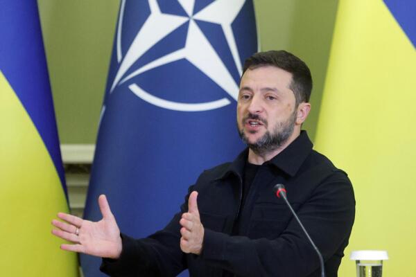 El presidente ucraniano Volodymyr Zelensky dirige una conferencia de prensa conjunta con el secretario general de la OTAN Mark Rutte (no se muestra en la imagen) tras su reunión en Kiev, Ucrania, el 22 de agosto de 2025. El secretario general de la OTAN, Rutte, llegó a Kiev para reunirse con altos funcionarios ucranianos, en medio de la invasión rusa en curso. (Ucrania, Kiev) EFE/EPA/SERGEY DOLZHENKO