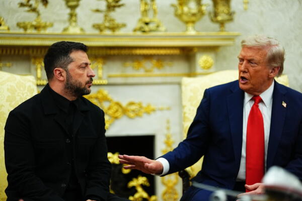 El presidente estadounidense, Donald Trump y su homólogo ucraniano, Volodimir Zelenski (d), durante la reunión este lunes en la Oficina Oval de la Casa Blanca en Washington, DC, EE.UU.. EFE/AARON SCHWARTZ / POOL