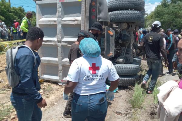 Accidente deja al menos cinco fallecidos en la 6 de Noviembre; 911 brinda asistencia . Fuente externa 