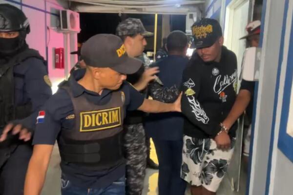 Los cuatro restantes de seis acusados de violar a joven en Villa González se entregaron en conjunto en compañía de sus familiares durante la noche. Dos de estos son hermanos. Foto: fuente externa.