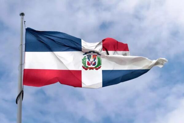 Bandera dominicana ondeando en acto oficial del Día de la Restauración