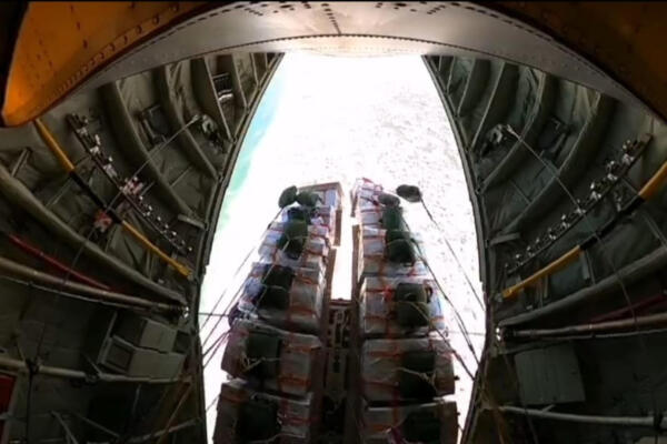 Dos aviones militares de Indonesia descargaron desde el aire 800 toneladas de ayuda humanitaria sobre Gaza, 