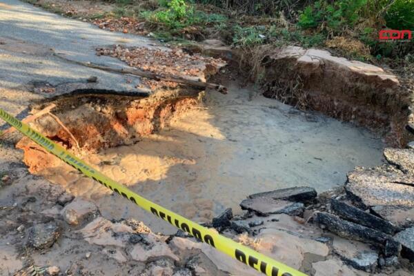 La presión del líquido provocó una explosión que levantó el pavimento. Foto: Fuente externa 