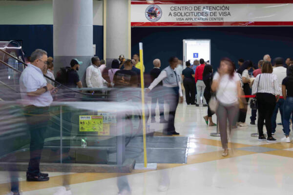 Solicitantes de visa en fila frente a embajada estadounidense en República Dominicana