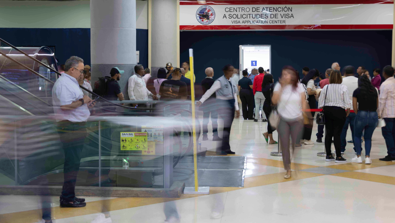 Solicitantes de visa en fila frente a embajada estadounidense en República Dominicana