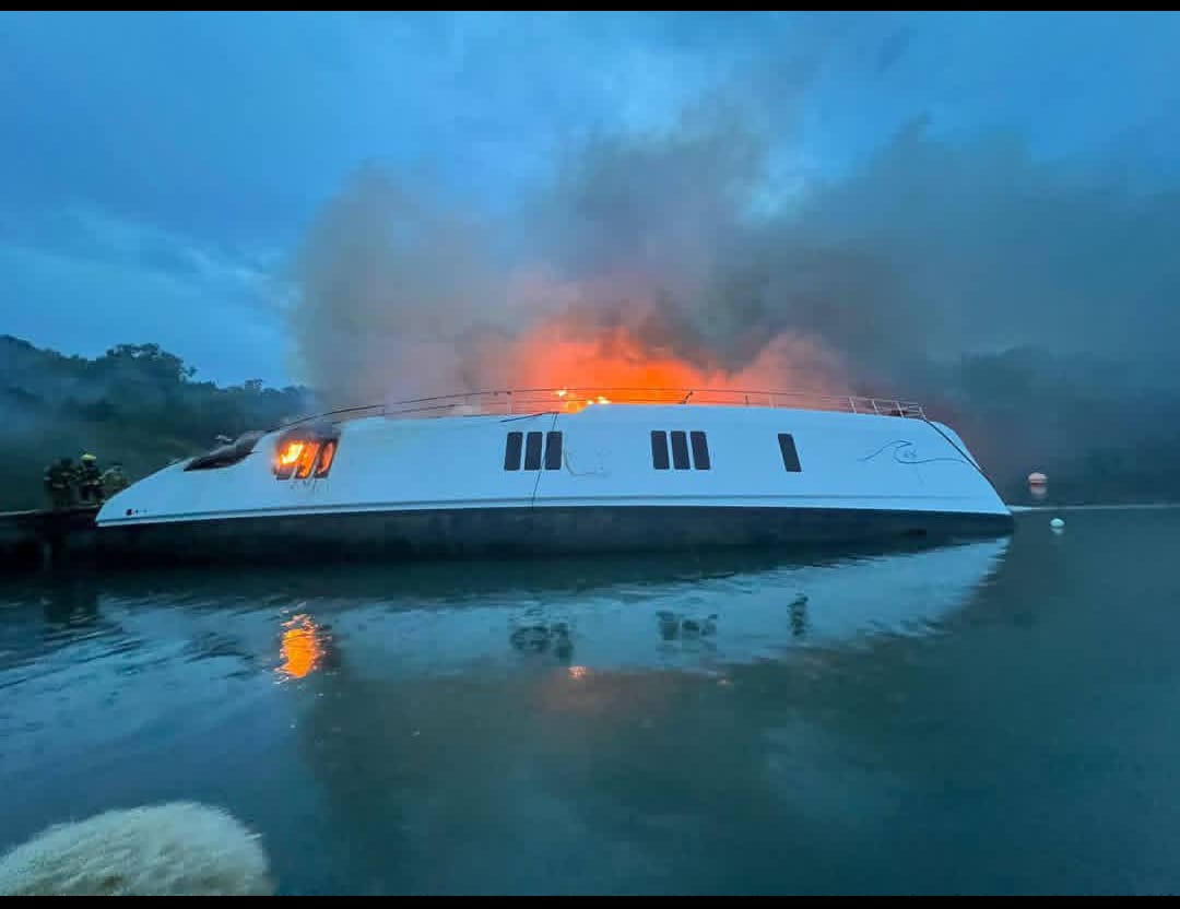 Rayo destruye embarcación del empresario Fernando Capellán en la Bahía de Luperón