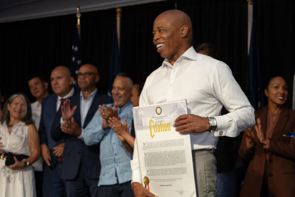 Alcalde de Nueva York, Eric Adams, honra a comunidad dominicana