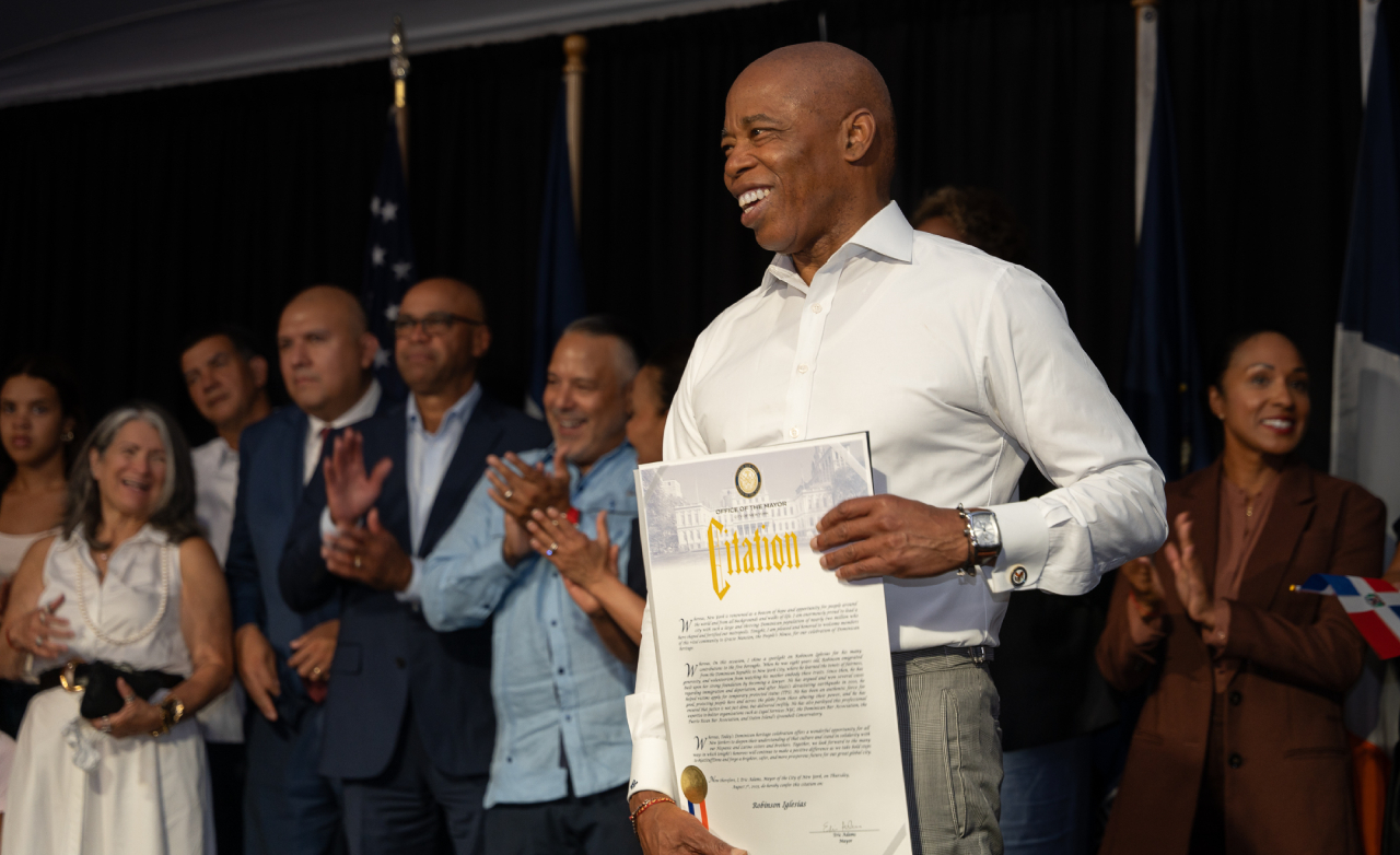 Alcalde de Nueva York, Eric Adams, honra a comunidad dominicana