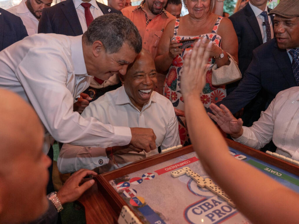 Adams elogió los aportes de dominicanos en NY