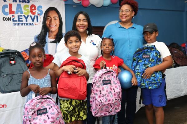El evento culminó con la entrega de mochilas cargadas con materiales esenciales para el inicio del año escolar. Foto: Fuente externa 