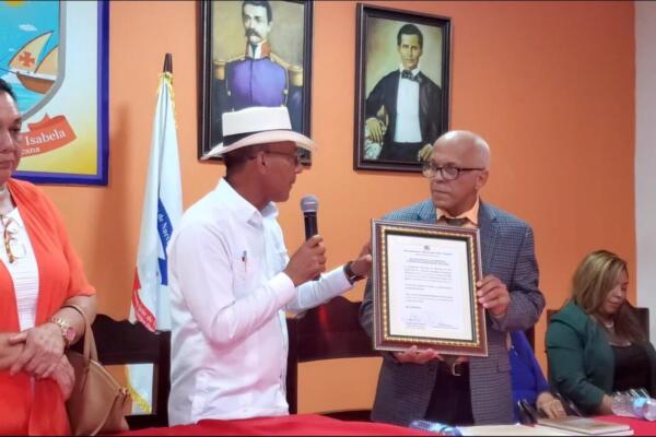 Reyes Raposo agradeció profundamente la distinción otorgada, expresando que no solo representa un honor personal, sino también un homenaje al legado de su familia. Foto: Fuente externa 