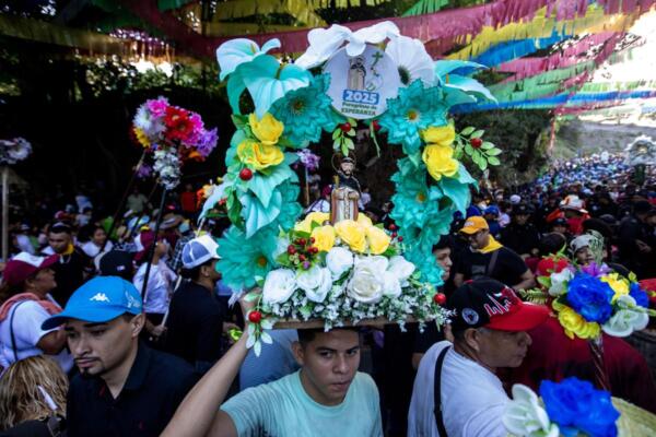 Personas participan en la tradición de 'Los Diablitos Negros', durante las fiestas de Santo Domingo este viernes, en Managua (Nicaragua)