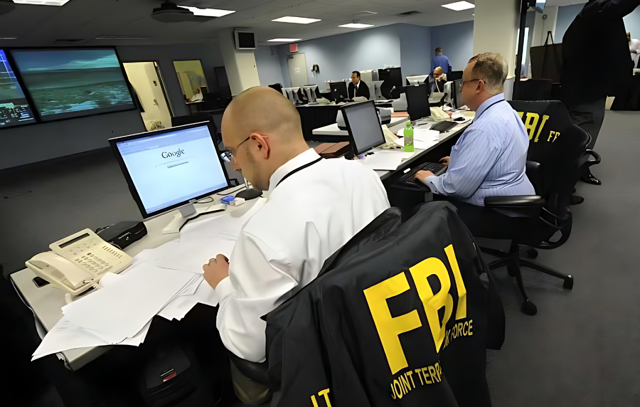 Agentes del FBI durante operativo contra red de estafa en República Dominicana