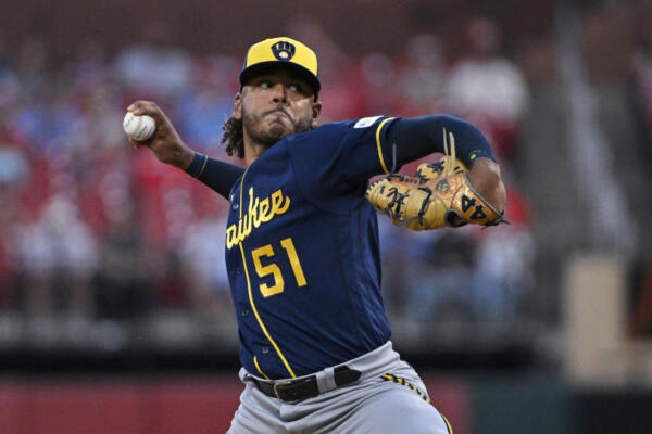 El criollo Freddy Peralta llega a su victoria 15 en la MLB 2025