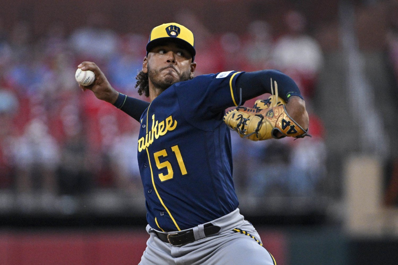 El criollo Freddy Peralta llega a su victoria 15 en la MLB 2025