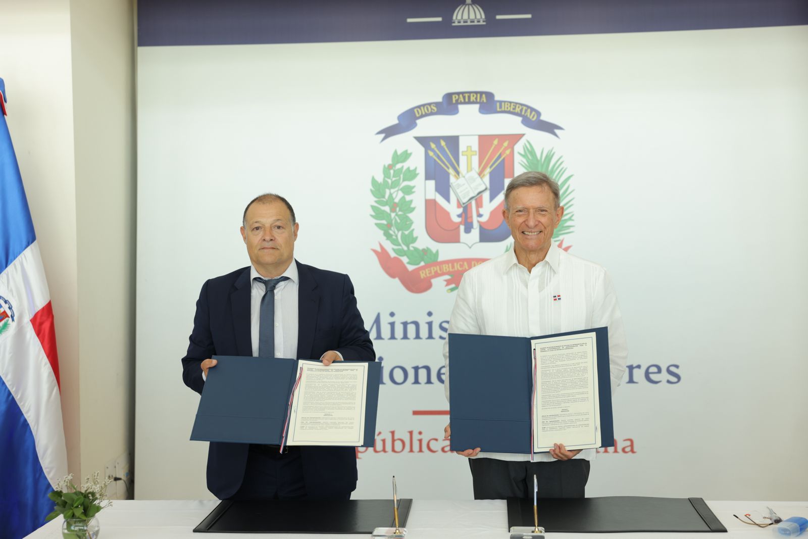 Gobierno dominicano firma acuerdo para establecer en el país la oficina regional del CLAD