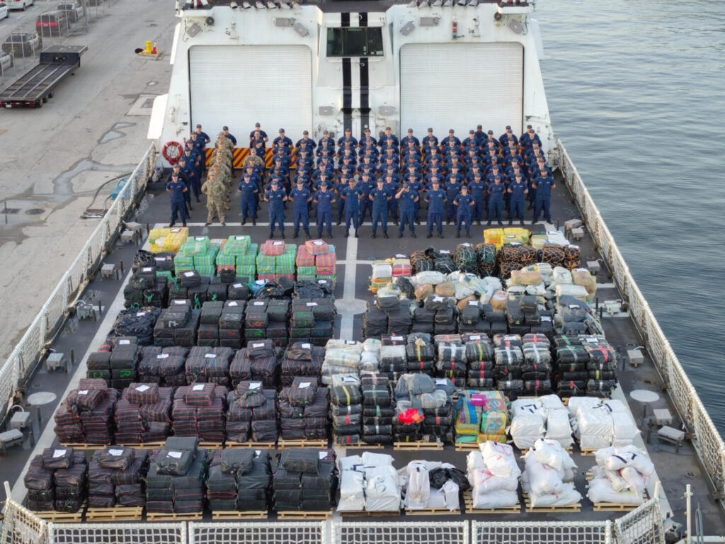 Guardia Costera descargando cargamento de drogas en Port Everglades