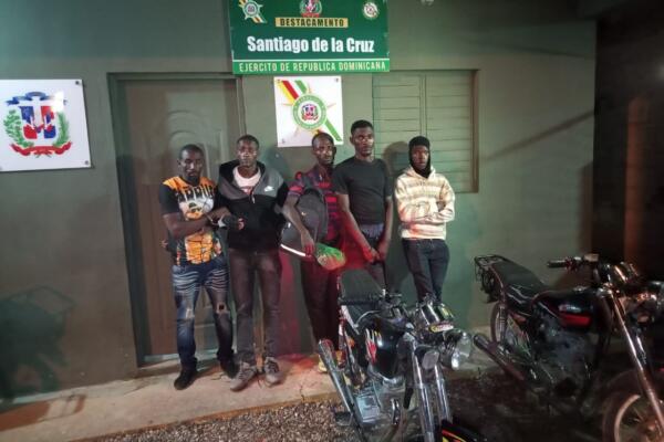 Militares interceptan 12 haitianos indocumentados en motocicletas en Dajabón
