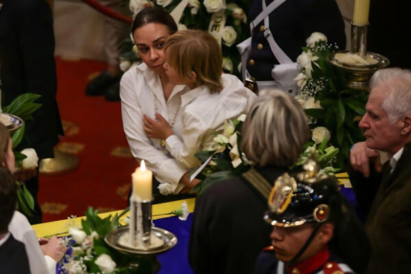 Hijo de Uribe Turbay junto a su madre, Claudia Tarazona