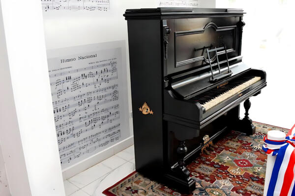 Piano donde se tocaron las primeras notas del Himno Nacional 