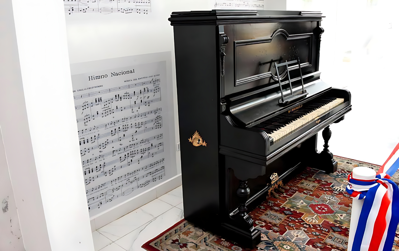 Piano donde se tocaron las primeras notas del Himno Nacional