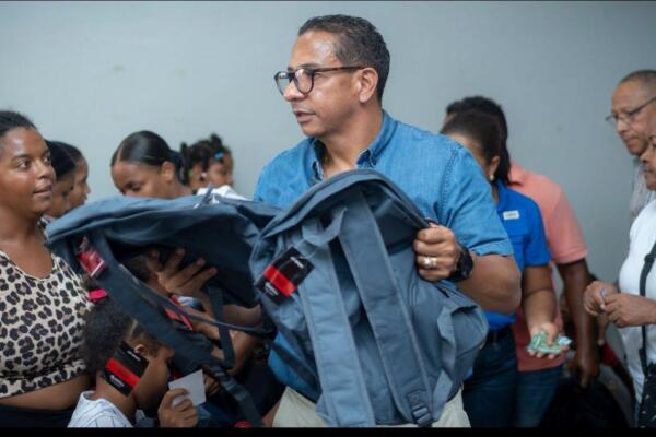 Pedro Jiménez entrega útiles a niños de la C2 del Distrito Nacional