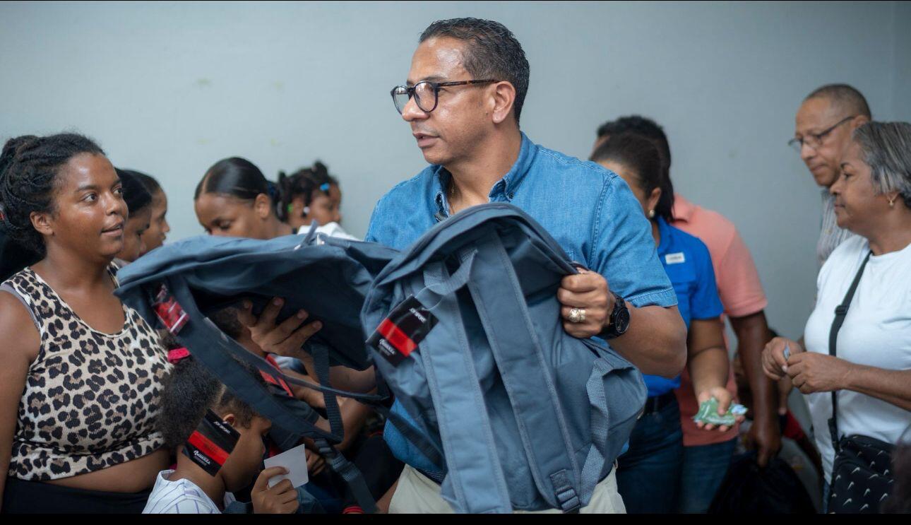 Pedro Jiménez entrega útiles a niños de la C2 del Distrito Nacional