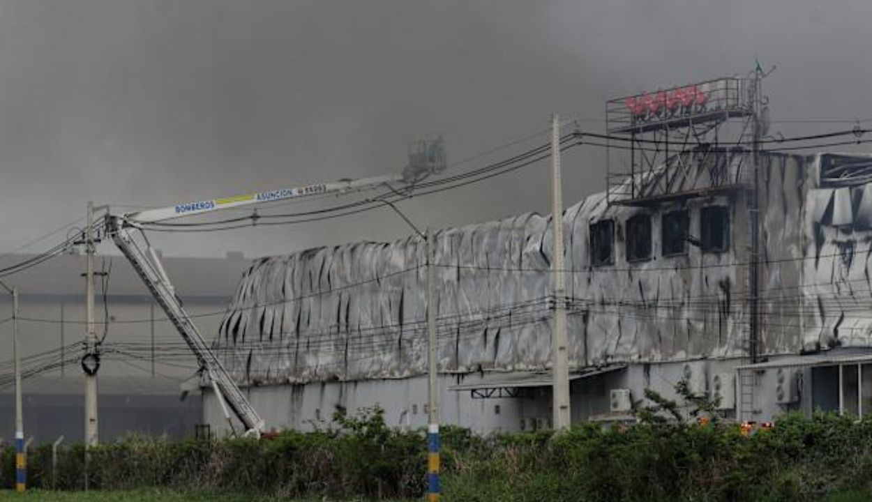 Incendio consume doce depósitos de productos en una ciudad vecina a capital de Paraguay