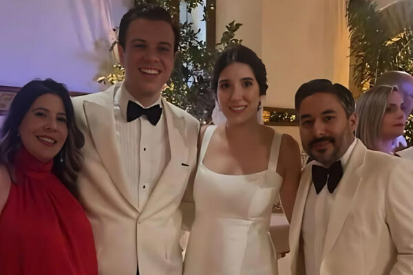 En el centro, Juan Garrigó Mejía e Isabella Staffeld Cáceres