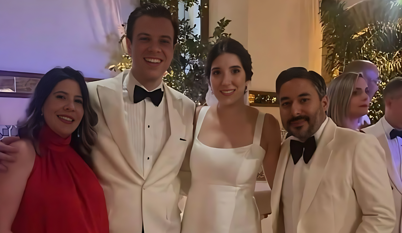 En el centro, Juan Garrigó Mejía e Isabella Staffeld Cáceres