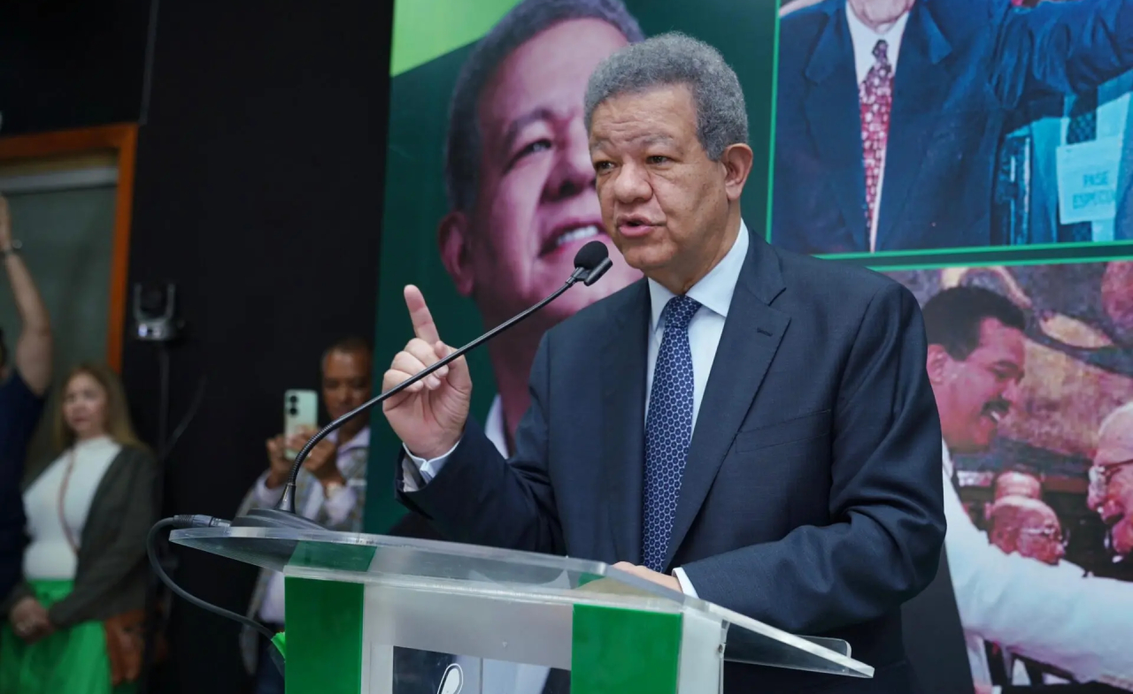 Leonel Fernández durante acto con reformistas en Casa del Pueblo