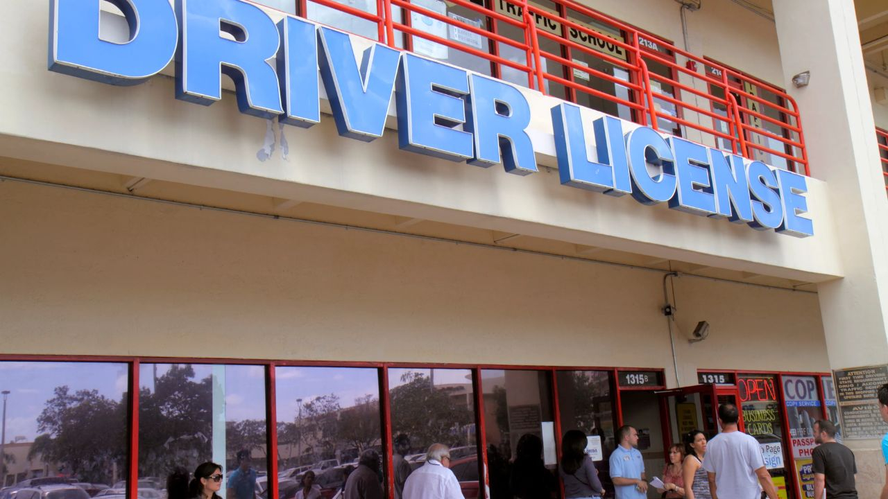 Migrantes con TPS realizan trámites de licencia de conducir en Florida