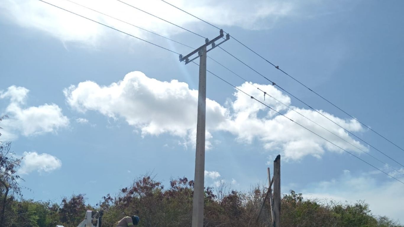 Edesur cambia estructura eléctrica dañada por incendio y restablece servicio en comunidades de Barahona