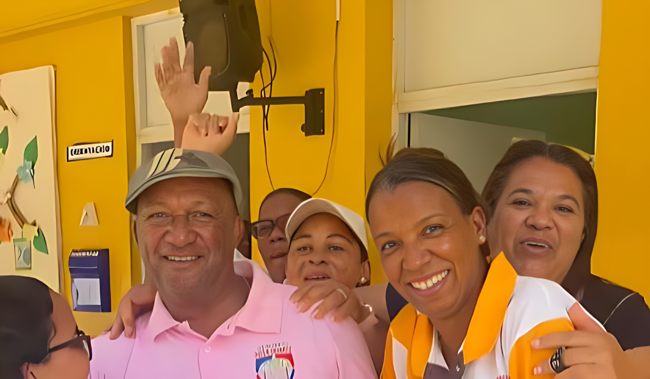 Marcos Keppis (izq) ganó 18.5 millones de pesos dominicanos del sorteo de Leidsa