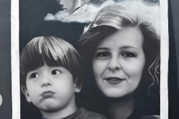 Miguel Uribe Turbay, con cuatro años, con su madre, Diana Turbay