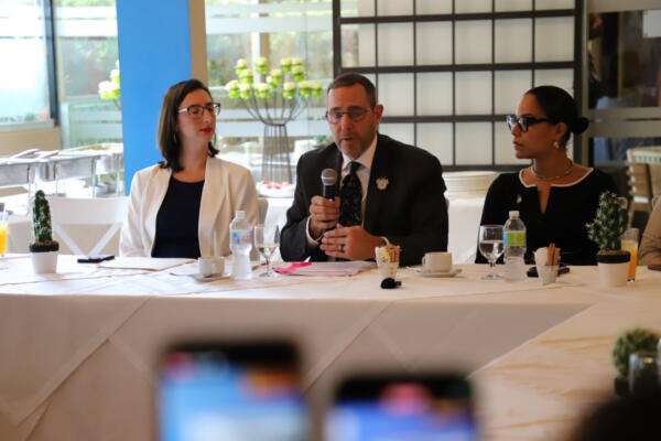 William Swaney compartió precisiones sobre el uso de la visa con la prensa
