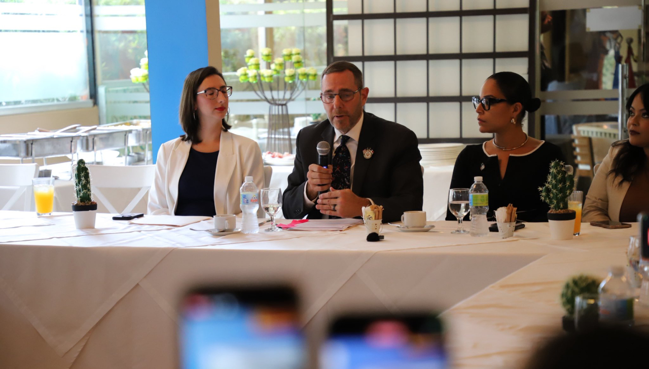William Swaney compartió precisiones sobre el uso de la visa con la prensa