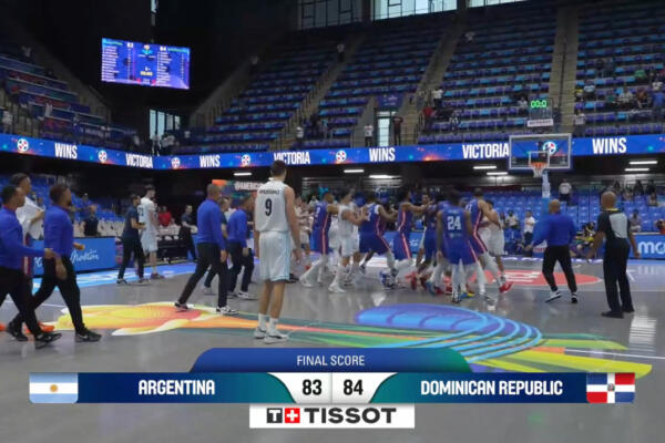 Jugadores de República Dominicana celebran victoria ante Argentina en la AmeriCup 2025