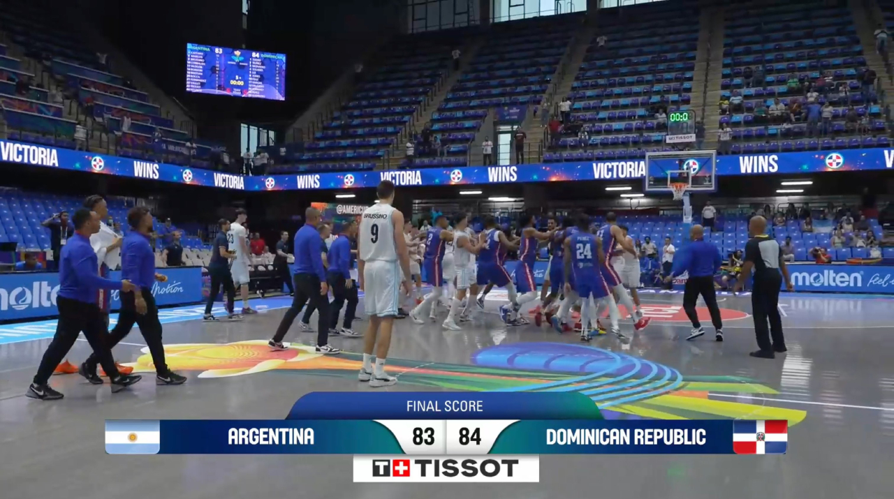 Jugadores de República Dominicana celebran victoria ante Argentina en la AmeriCup 2025