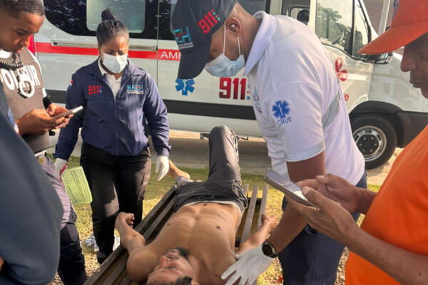 Rescate en La Puntilla por oleaje fuerte