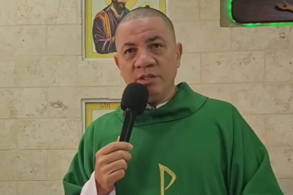 Sacerdote Norberto Rosario, de la iglesia San Francisco de Asís.